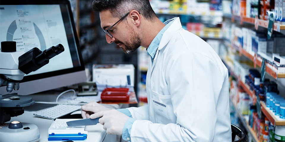 Technicien en pharmacie triant les médicaments